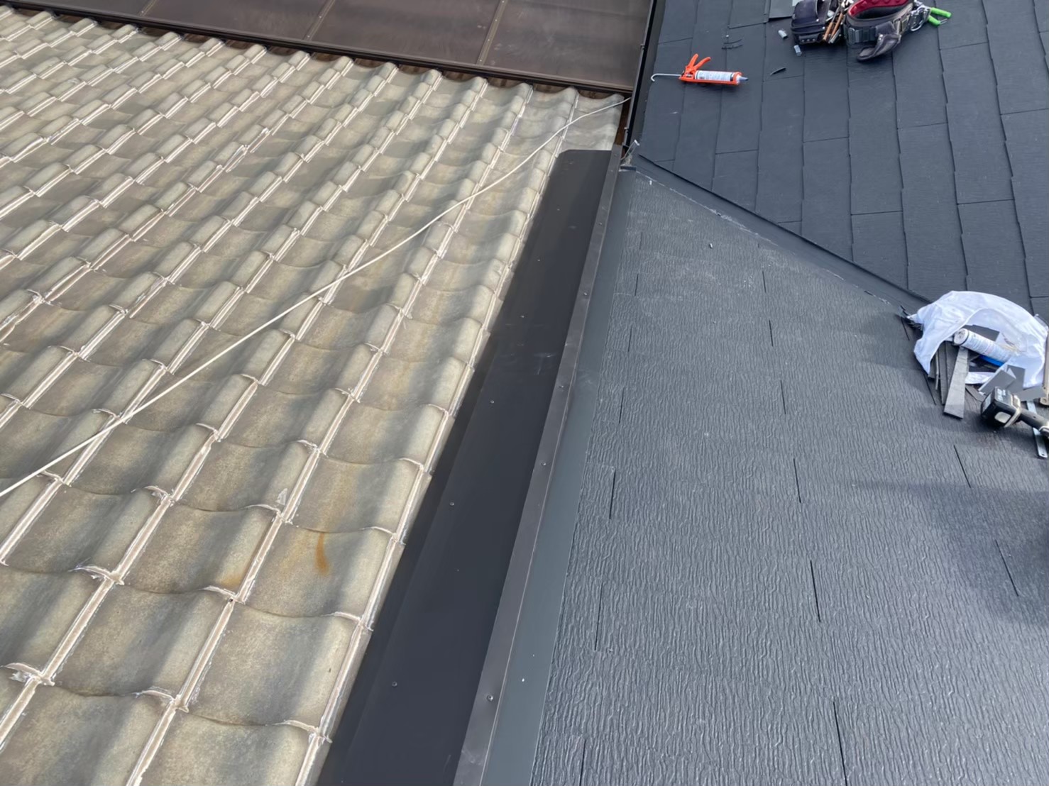 コロニアルクァッドにて屋根の仕上げ